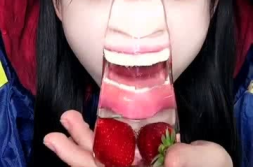 国外小姐姐吃冰草莓视频,国外小姐姐的夏日美味分享