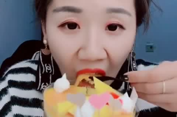 小姐姐爱心慕斯蛋糕图,慕斯蛋糕的甜蜜诱惑